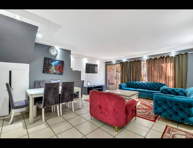 2 BEDROOM TOWNHOUSE FOR SALE IN WINDSOR WEST
